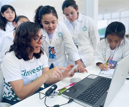 Acercamos a las niñas a la ciencia