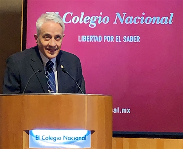 Eusebio Juaristi recibe reconocimiento en El Colegio Nacional por su trayectoria