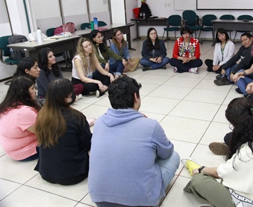 Educar con/junto a las imágenes  potencialidades, limitaciones e incertidumbres.