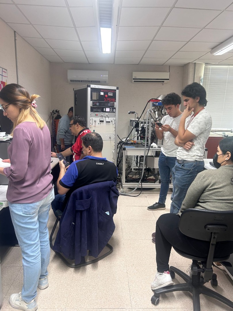 Parte del grupo de trabajo viendo el funcionamiento del sistema de Fotoemisión de Rayos X (XPS)