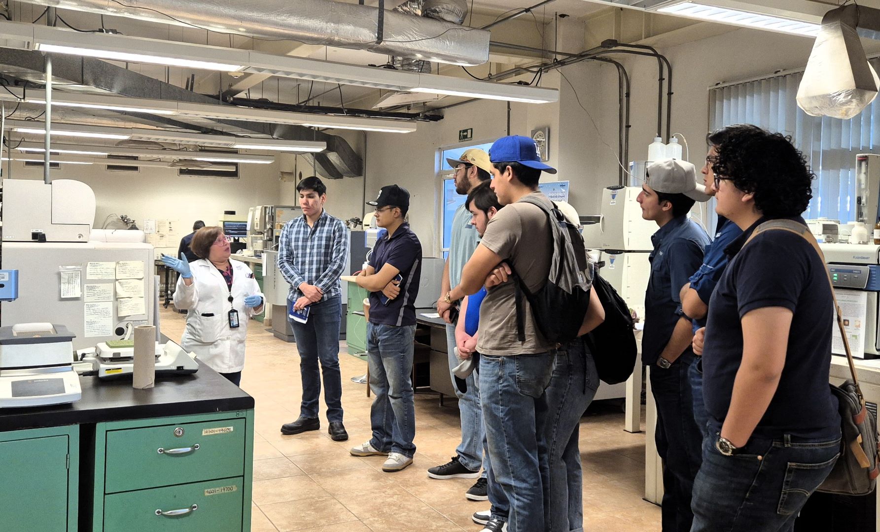 Visita ITS en el Laboratorio Quimico