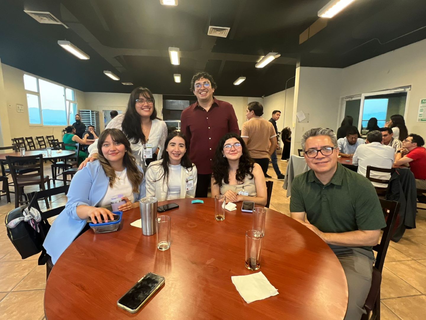 Estudiantes e investigadores conviviendo en horario de comida