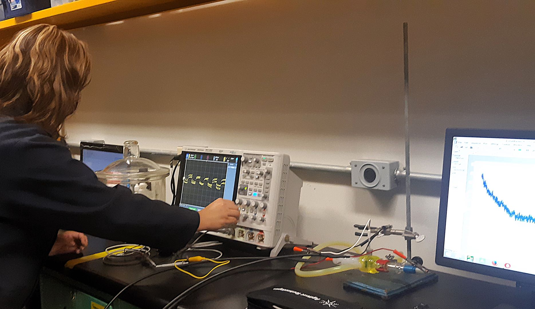 Síntesis de materiales en el laboratorio de Ingeniería de superficies y electroquímica aplicada