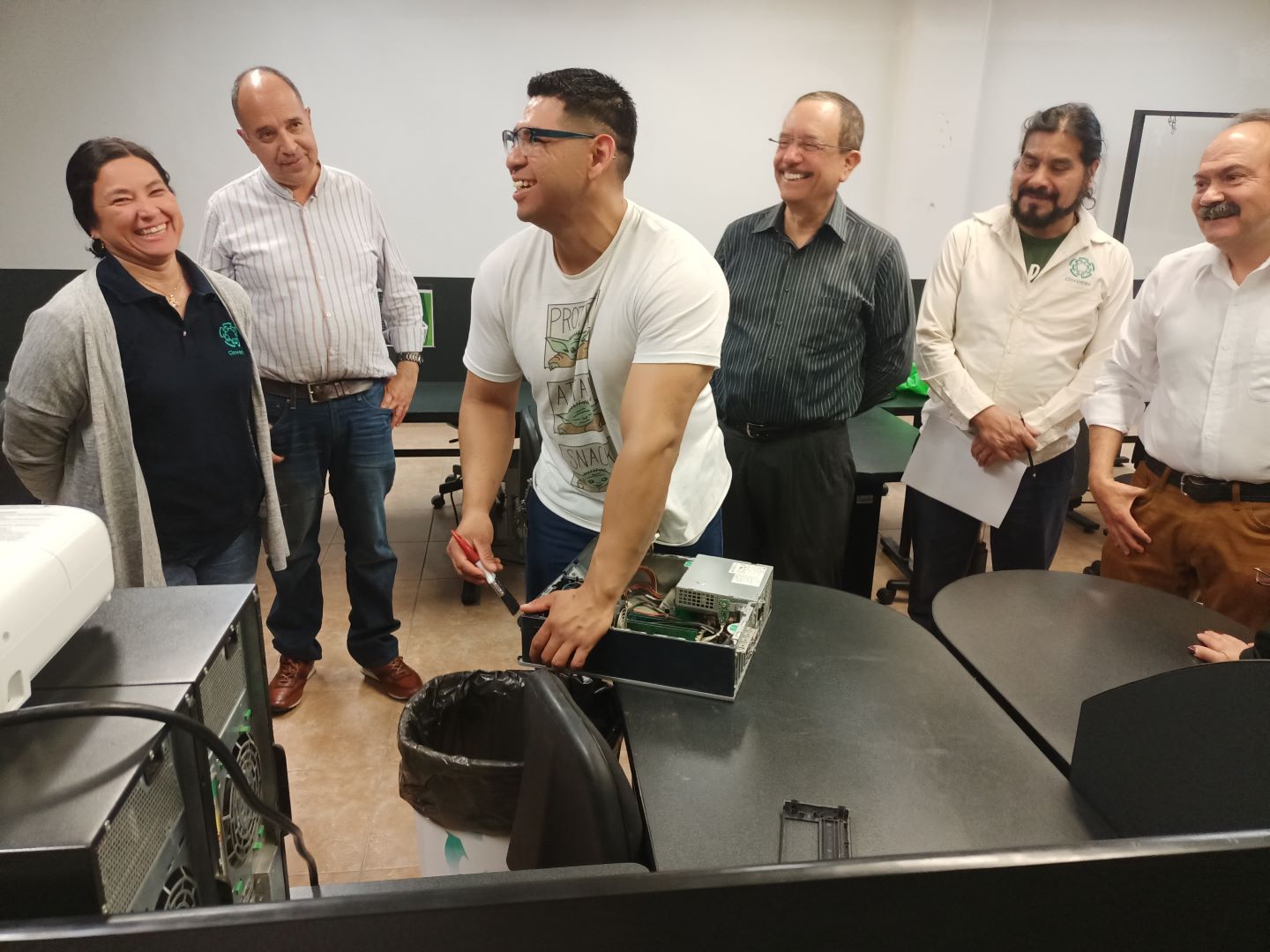 Curso mantenimiento de computadoras al personal de la Unidad