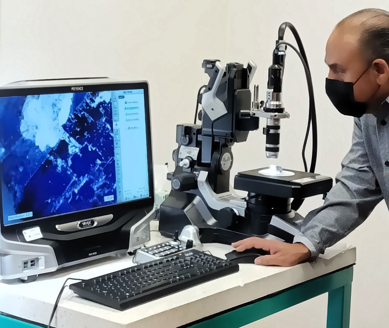 Analizando Muestra Laboratorio Microscopia